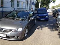 В Самаре на оживленной трассе в открытый колодец провалились две машины